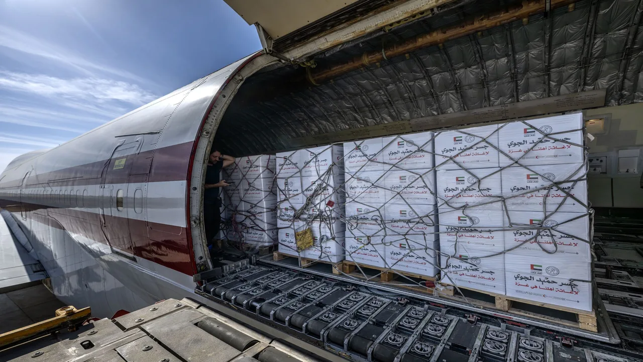 طائرة مساعدات تحمل 100 طن ضمن عملية الفارس الشهم 3 تصل العريش